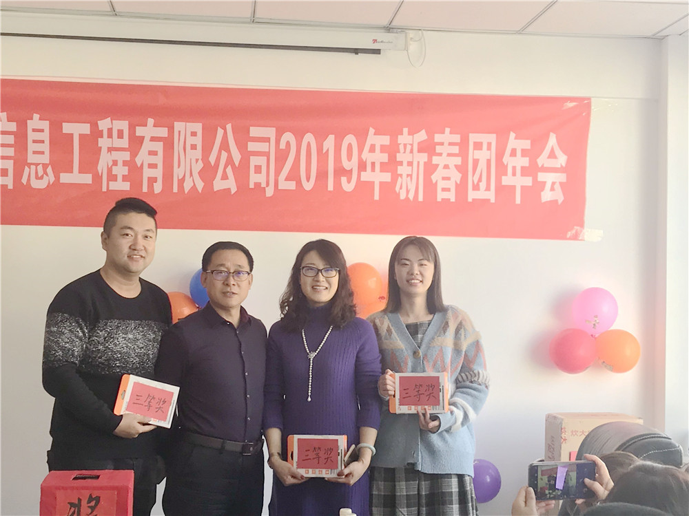劉總與三等獎獲得者合影.jpg
