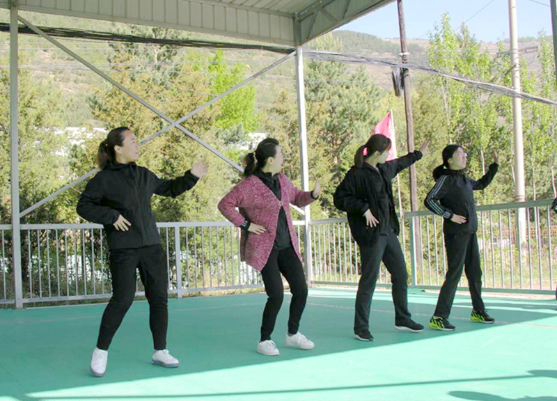 女生表演節(jié)目2.jpg